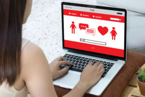ネット婚活は怖い？ネットでの出会いから婚活を成功させるポイント